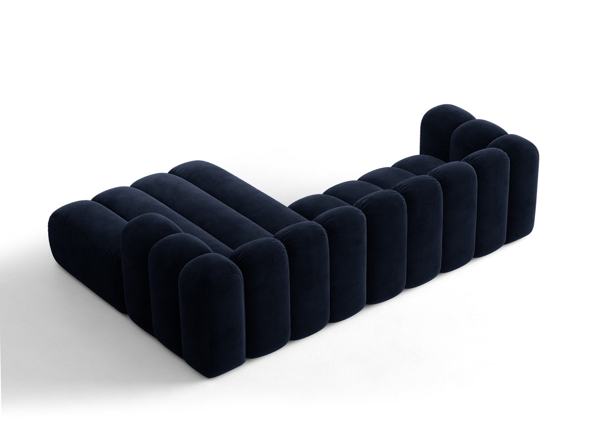 Beiges Ecksofa Lupine von Micadoni mit rechter Ausrichtung, Stoffbezug Eden Pearl, schwarzen Kunststoffbeinen und integriertem Bettkasten.