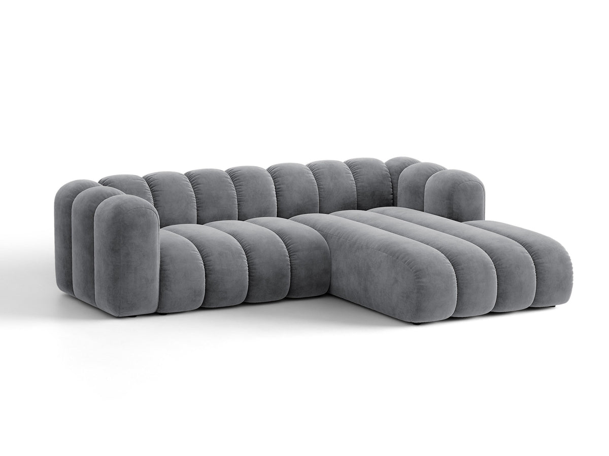 Beiges Ecksofa Lupine von Micadoni mit rechter Ausrichtung, Stoffbezug Eden Pearl, schwarzen Kunststoffbeinen und integriertem Bettkasten.