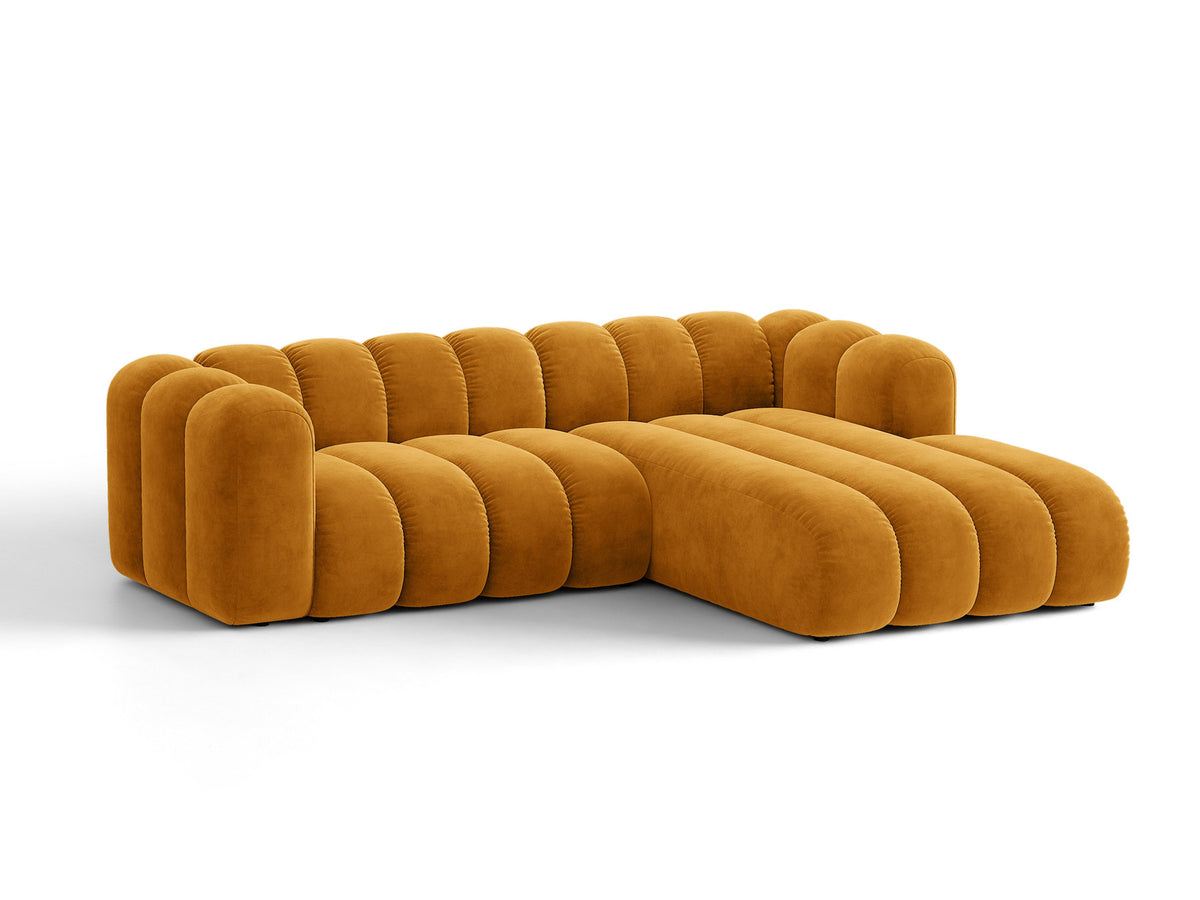 Beiges Ecksofa Lupine von Micadoni mit rechter Ausrichtung, Stoffbezug Eden Pearl, schwarzen Kunststoffbeinen und integriertem Bettkasten.