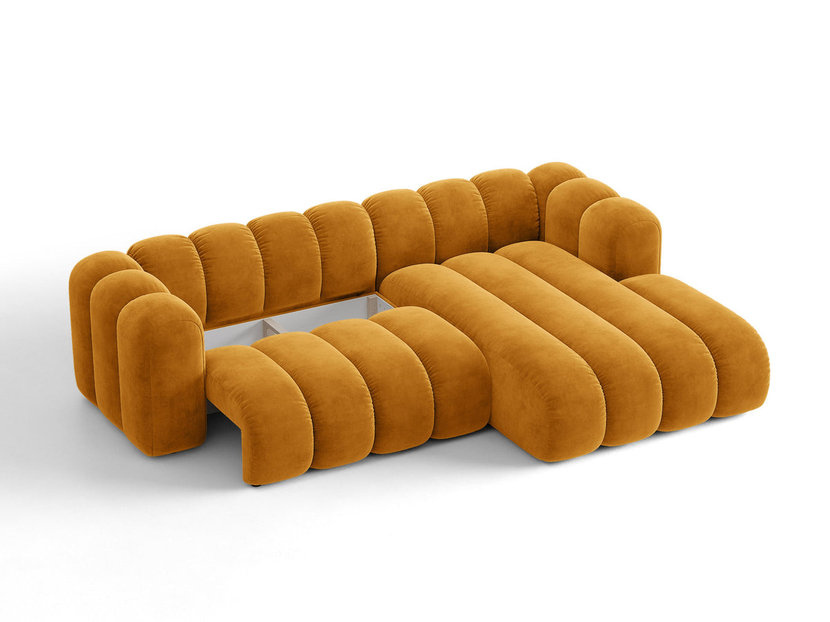 Beiges Ecksofa Lupine von Micadoni mit rechter Ausrichtung, Stoffbezug Eden Pearl, schwarzen Kunststoffbeinen und integriertem Bettkasten.