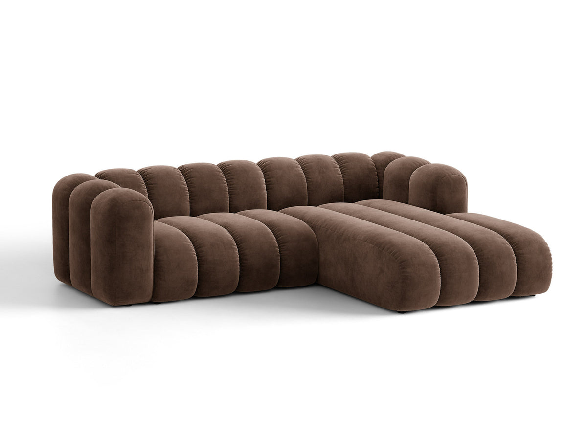 Beiges Ecksofa Lupine von Micadoni mit rechter Ausrichtung, Stoffbezug Eden Pearl, schwarzen Kunststoffbeinen und integriertem Bettkasten.