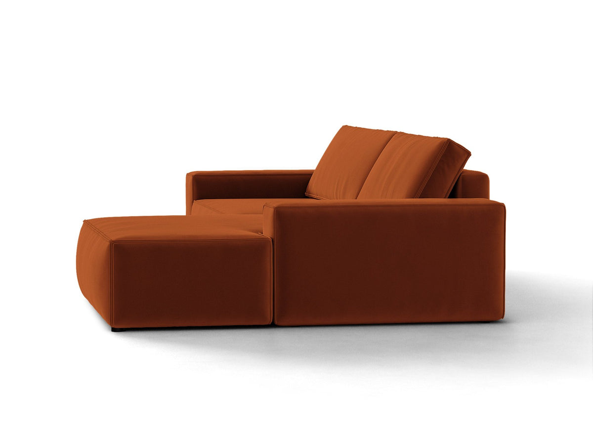Braunes Ecksofa Jodie von Micadoni mit Bouclé-Stoffbezug, schwarzen Kunststoffbeinen und ausklappbarem Bettkasten, linke Ausrichtung.