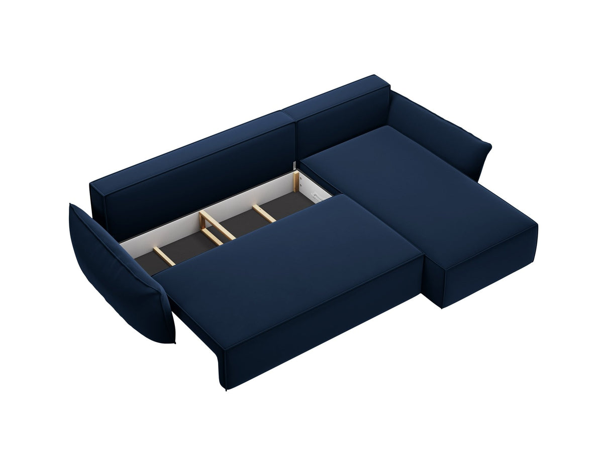Beige Ecksofa Kaelle von Micadoni mit Chenille-Bezug, schwarzen Kunststoffbeinen und sichtbarem Bettkasten, rechts ausgerichtetes Bettsofa im Wohnraum.