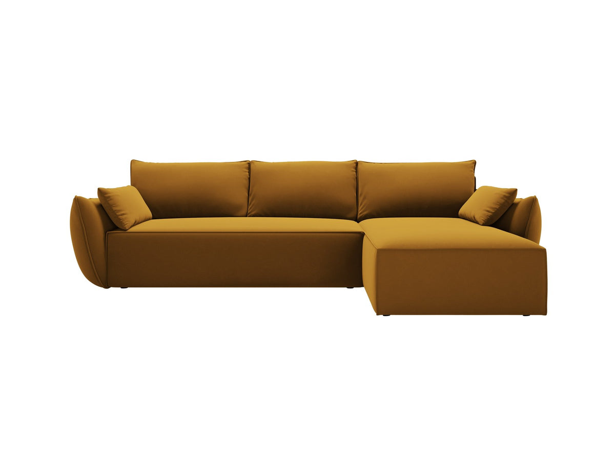 Beige Ecksofa Kaelle von Micadoni mit Chenille-Bezug, schwarzen Kunststoffbeinen und sichtbarem Bettkasten, rechts ausgerichtetes Bettsofa im Wohnraum.