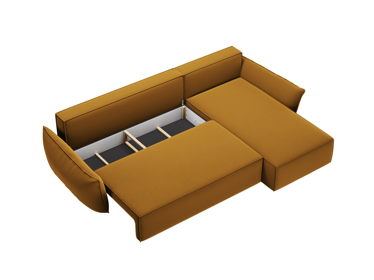 Beige Ecksofa Kaelle von Micadoni mit Chenille-Bezug, schwarzen Kunststoffbeinen und sichtbarem Bettkasten, rechts ausgerichtetes Bettsofa im Wohnraum.