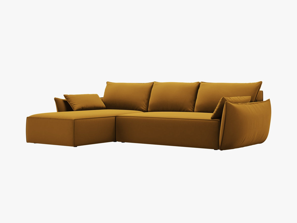 Beige Ecksofa Kaelle von Micadoni mit Chenille-Bezug, schwarzen Kunststoffbeinen und sichtbarem Bettkasten, rechts ausgerichtetes Bettsofa im Wohnraum.