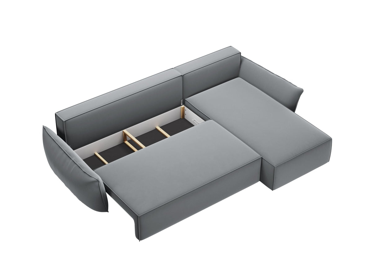 Beige Ecksofa Kaelle von Micadoni mit Chenille-Bezug, schwarzen Kunststoffbeinen und sichtbarem Bettkasten, rechts ausgerichtetes Bettsofa im Wohnraum.