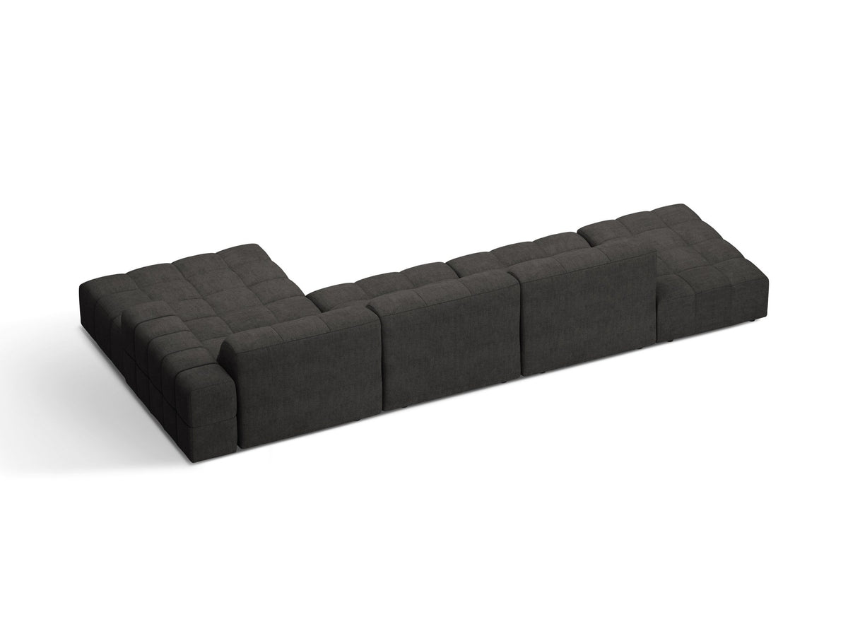 Jennifer Linkes Ecksofa von Micadoni in Leichtem Beige, L-Form, Bluvel-Stoffbezug, schwarze Kunststoffbeine, grosse Sitzfläche im Wohnraum.