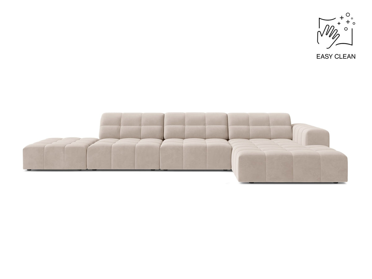 Jennifer Linkes Ecksofa von Micadoni in Leichtem Beige, L-Form, Bluvel-Stoffbezug, schwarze Kunststoffbeine, grosse Sitzfläche im Wohnraum.