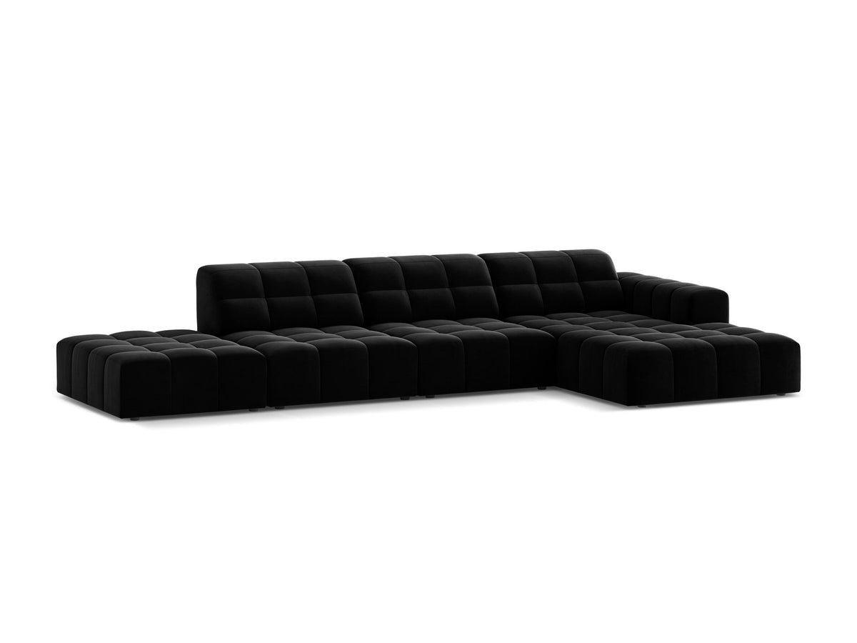 Jennifer Linkes Ecksofa von Micadoni in Leichtem Beige, L-Form, Bluvel-Stoffbezug, schwarze Kunststoffbeine, grosse Sitzfläche im Wohnraum.