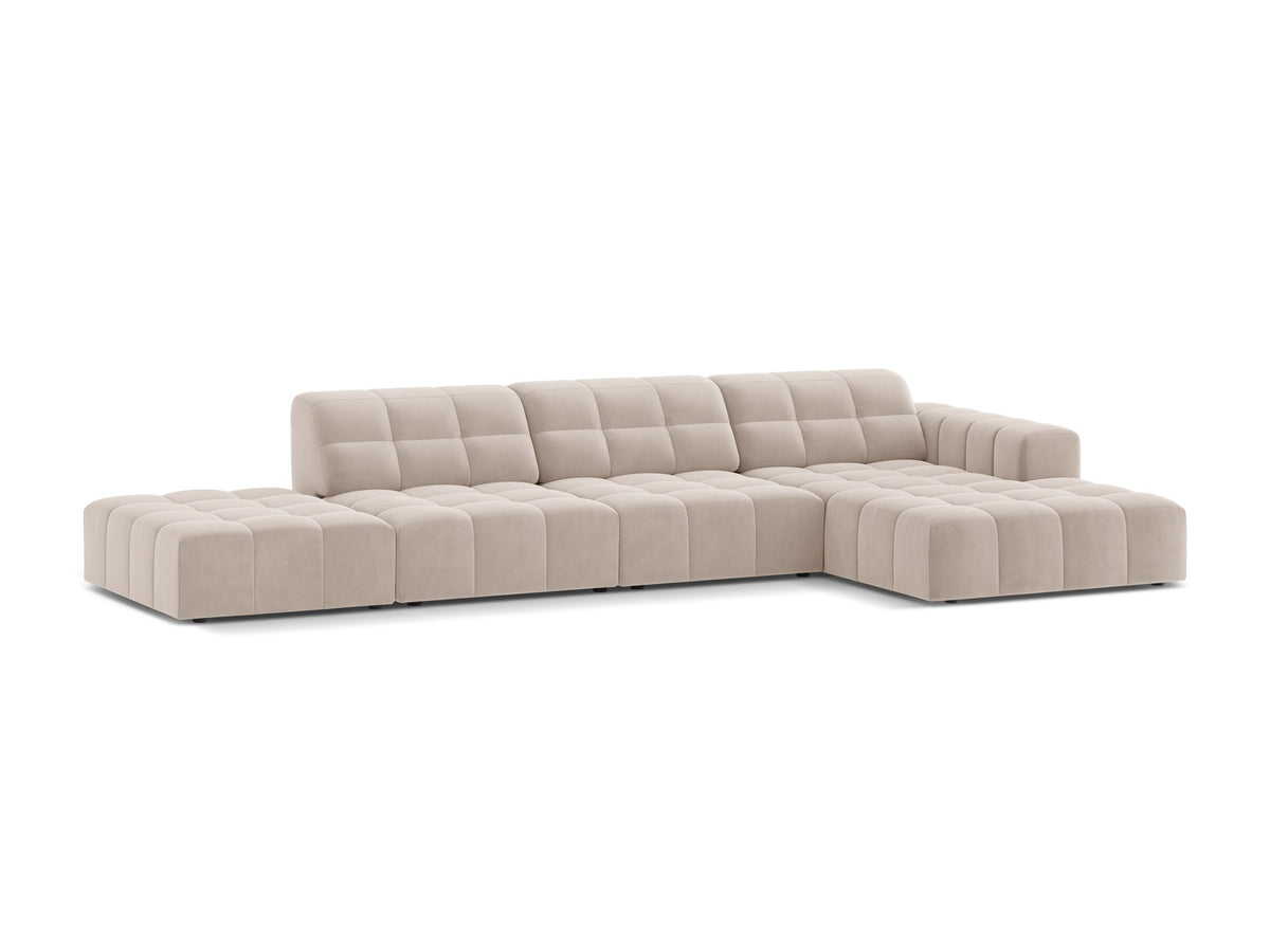 Jennifer Linkes Ecksofa von Micadoni in Leichtem Beige, L-Form, Bluvel-Stoffbezug, schwarze Kunststoffbeine, grosse Sitzfläche im Wohnraum.