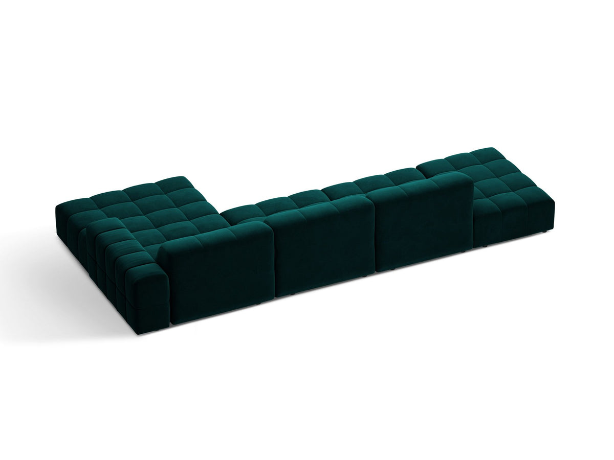 Jennifer Linkes Ecksofa von Micadoni in Leichtem Beige, L-Form, Bluvel-Stoffbezug, schwarze Kunststoffbeine, grosse Sitzfläche im Wohnraum.