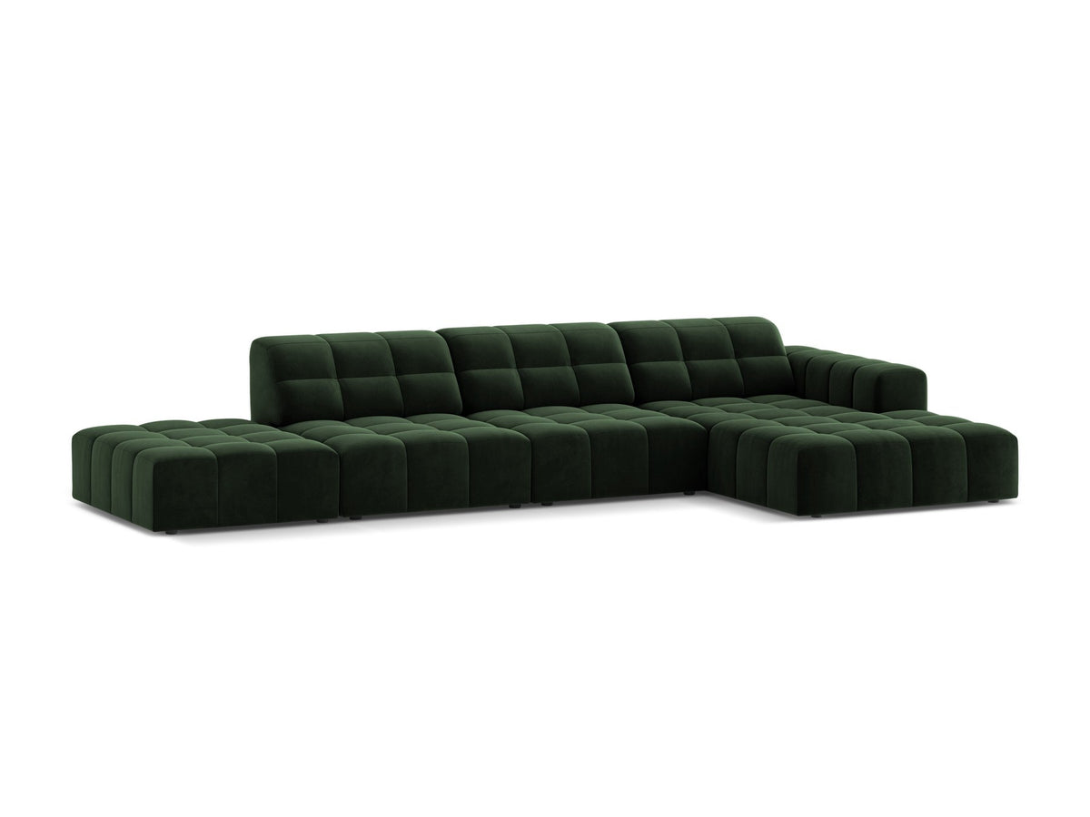 Jennifer Linkes Ecksofa von Micadoni in Leichtem Beige, L-Form, Bluvel-Stoffbezug, schwarze Kunststoffbeine, grosse Sitzfläche im Wohnraum.