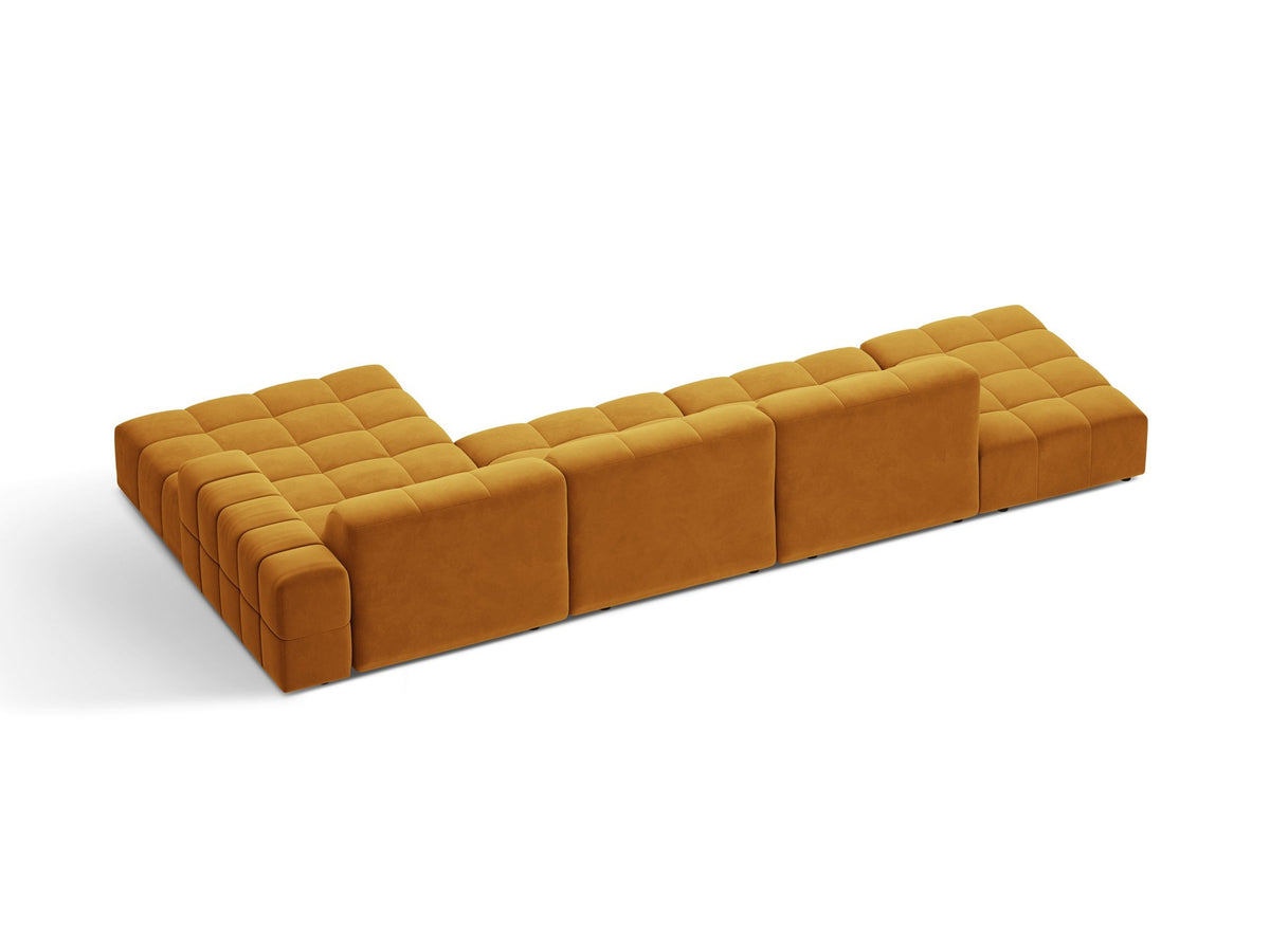 Jennifer Linkes Ecksofa von Micadoni in Leichtem Beige, L-Form, Bluvel-Stoffbezug, schwarze Kunststoffbeine, grosse Sitzfläche im Wohnraum.
