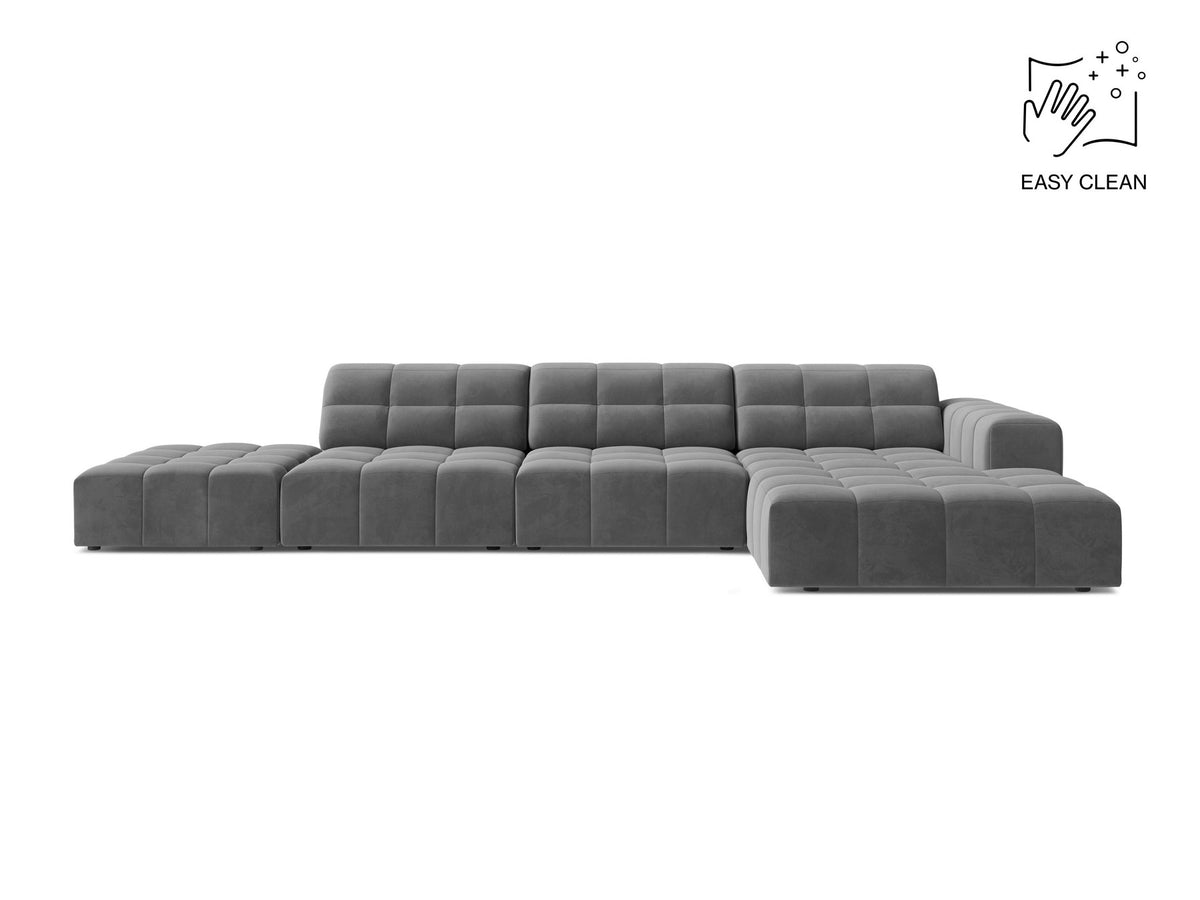 Jennifer Linkes Ecksofa von Micadoni in Leichtem Beige, L-Form, Bluvel-Stoffbezug, schwarze Kunststoffbeine, grosse Sitzfläche im Wohnraum.