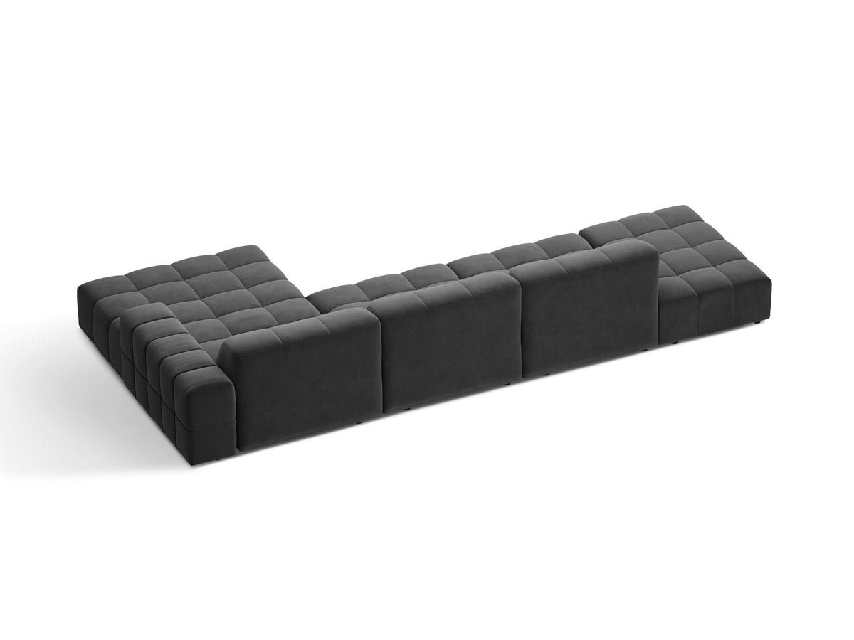 Jennifer Linkes Ecksofa von Micadoni in Leichtem Beige, L-Form, Bluvel-Stoffbezug, schwarze Kunststoffbeine, grosse Sitzfläche im Wohnraum.