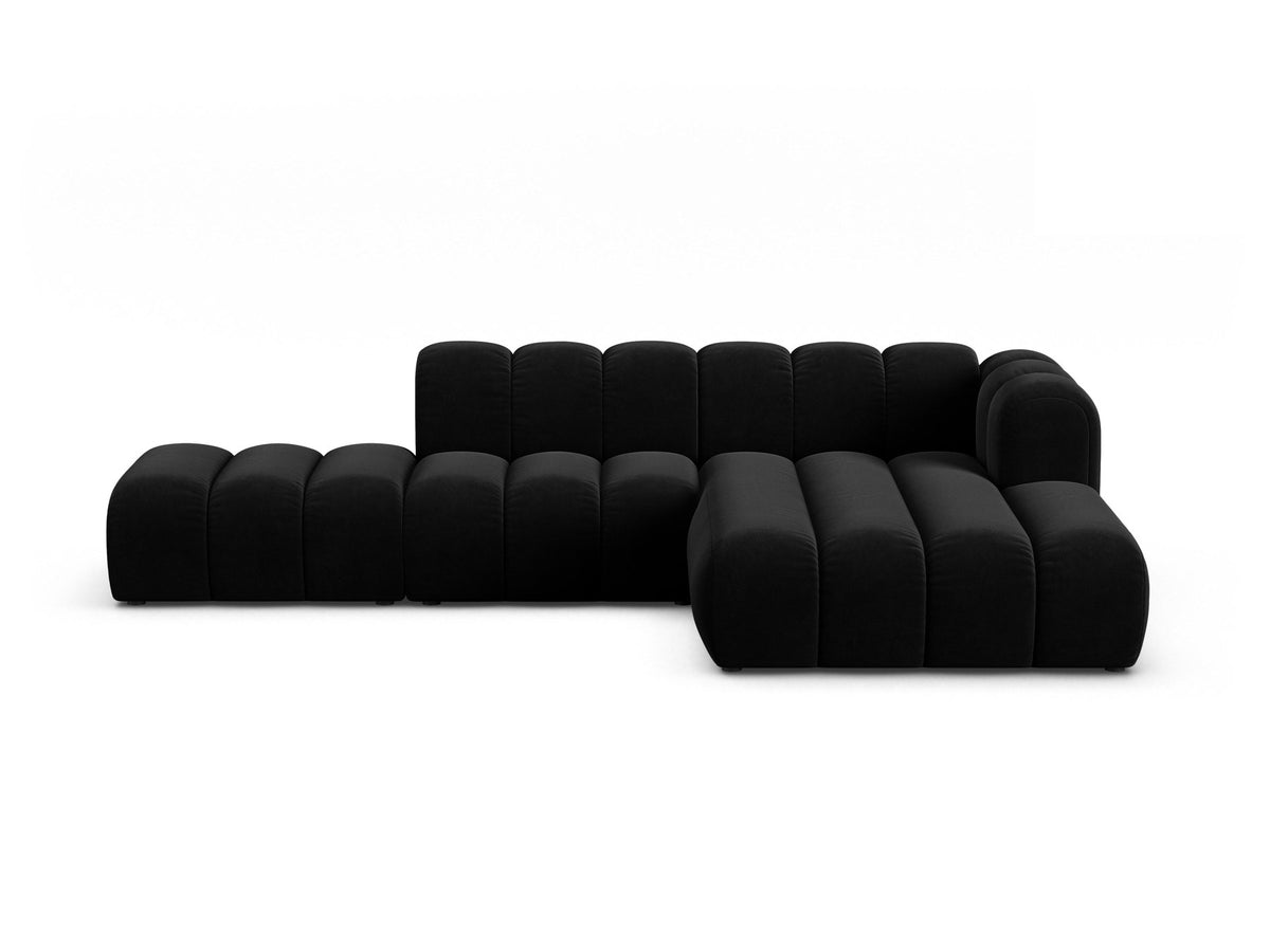 Beiges L-Sofa Lupine von Micadoni mit Venus-Samtstoffbezug, schwarzen Kunststoffbeinen und rechter Ausrichtung, Grösse 299x177x70 cm.