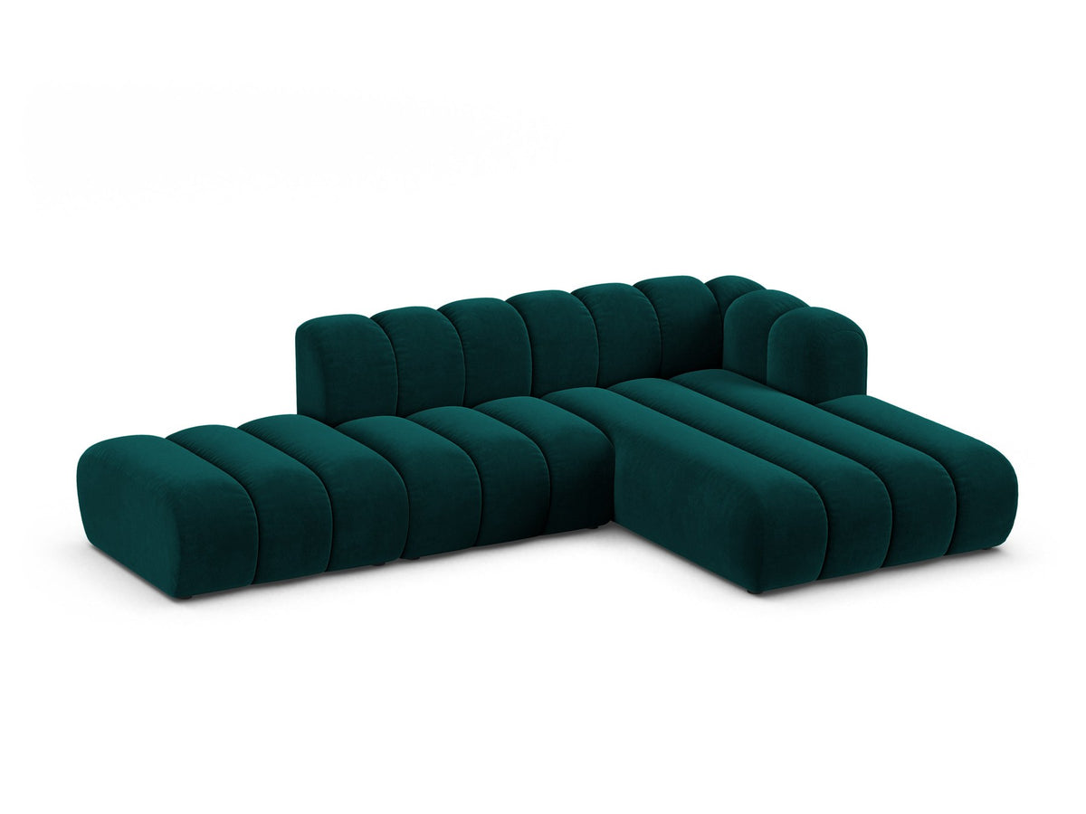 Beiges L-Sofa Lupine von Micadoni mit Venus-Samtstoffbezug, schwarzen Kunststoffbeinen und rechter Ausrichtung, Grösse 299x177x70 cm.
