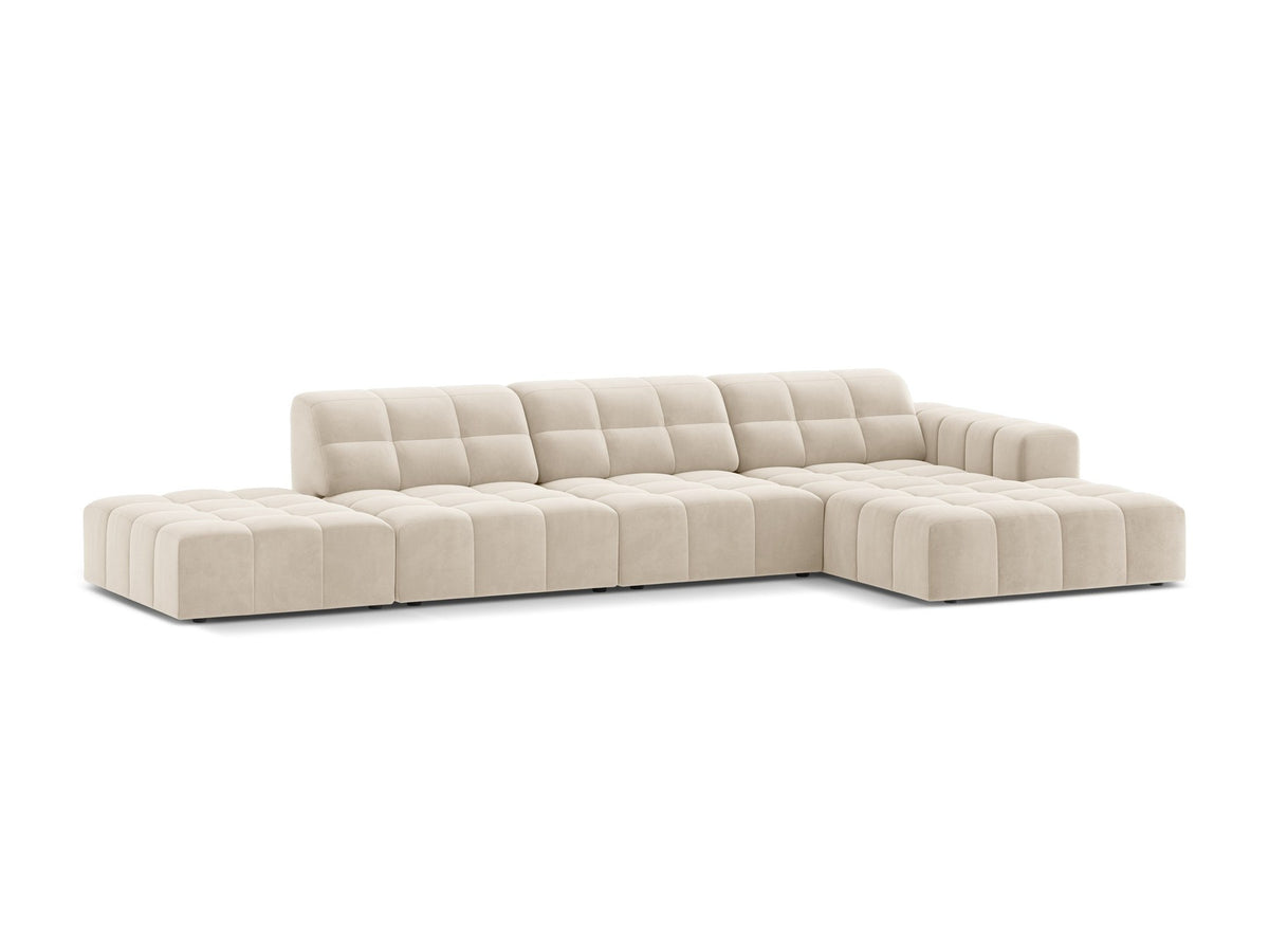 Jennifer Linkes Ecksofa von Micadoni in Leichtem Beige, L-Form, Bluvel-Stoffbezug, schwarze Kunststoffbeine, grosse Sitzfläche im Wohnraum.