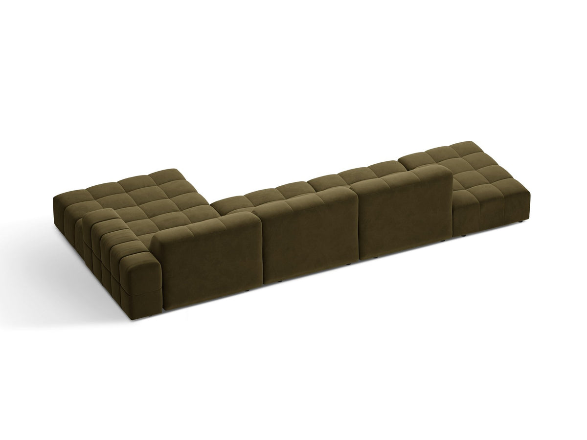 Jennifer Linkes Ecksofa von Micadoni in Leichtem Beige, L-Form, Bluvel-Stoffbezug, schwarze Kunststoffbeine, grosse Sitzfläche im Wohnraum.