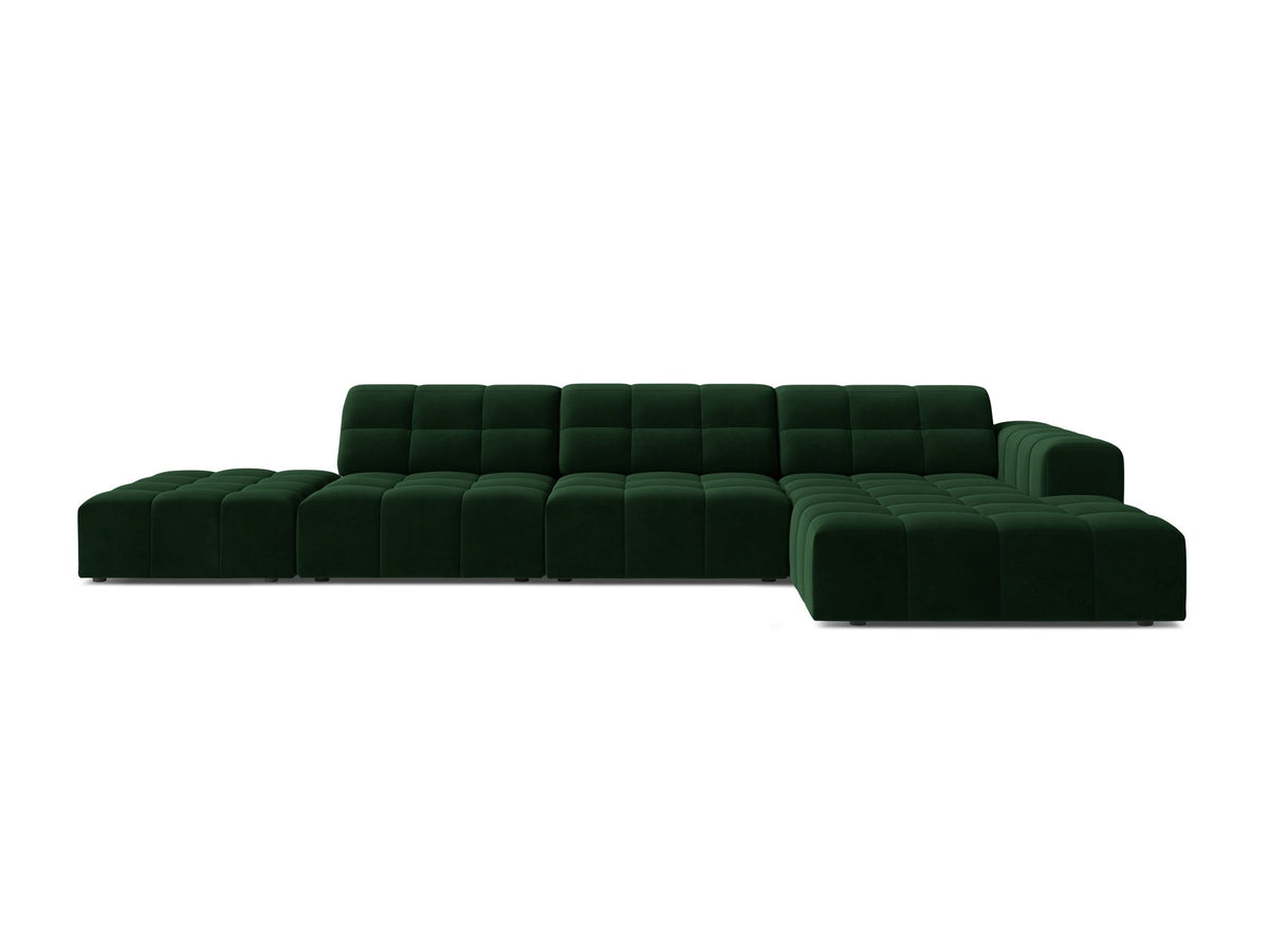Jennifer Linkes Ecksofa von Micadoni in Leichtem Beige, L-Form, Bluvel-Stoffbezug, schwarze Kunststoffbeine, grosse Sitzfläche im Wohnraum.