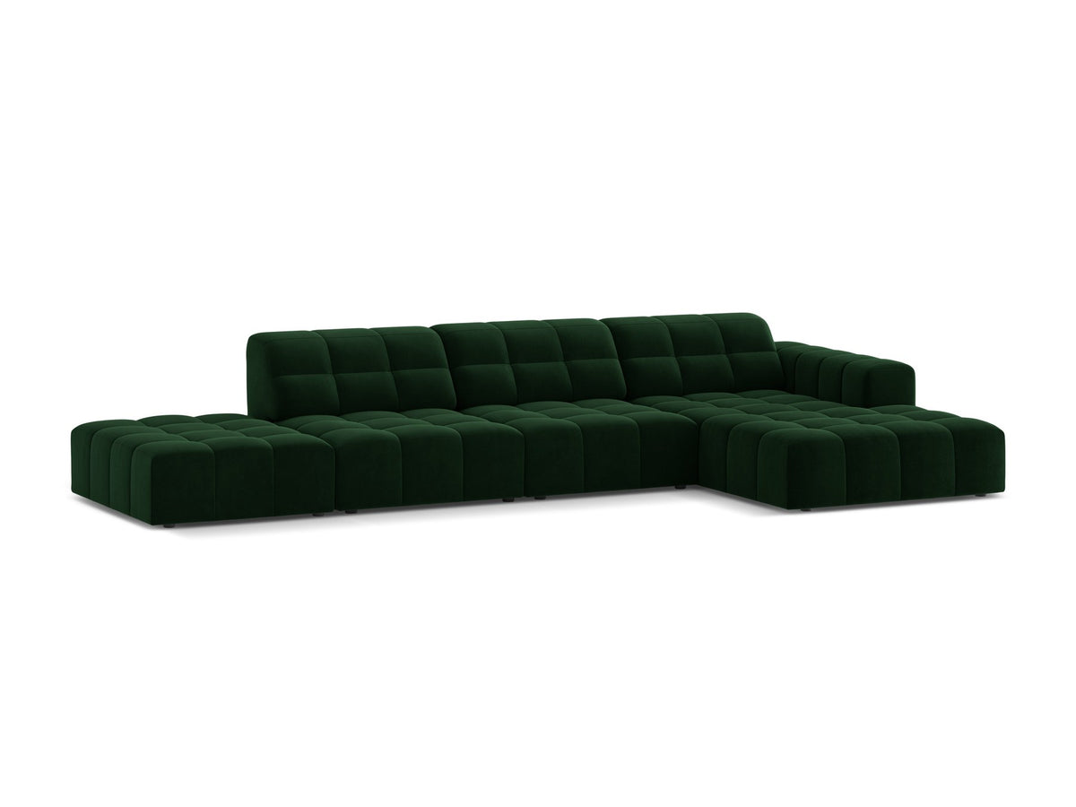Jennifer Linkes Ecksofa von Micadoni in Leichtem Beige, L-Form, Bluvel-Stoffbezug, schwarze Kunststoffbeine, grosse Sitzfläche im Wohnraum.