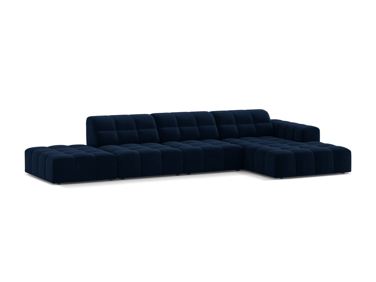 Jennifer Linkes Ecksofa von Micadoni in Leichtem Beige, L-Form, Bluvel-Stoffbezug, schwarze Kunststoffbeine, grosse Sitzfläche im Wohnraum.