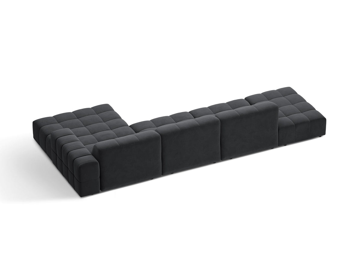 Jennifer Linkes Ecksofa von Micadoni in Leichtem Beige, L-Form, Bluvel-Stoffbezug, schwarze Kunststoffbeine, grosse Sitzfläche im Wohnraum.