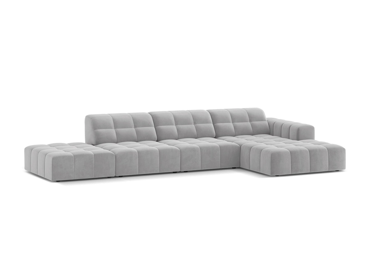 Jennifer Linkes Ecksofa von Micadoni in Leichtem Beige, L-Form, Bluvel-Stoffbezug, schwarze Kunststoffbeine, grosse Sitzfläche im Wohnraum.