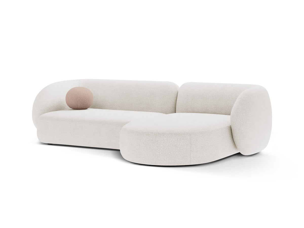 Weisses Ecksofa rechts Kate von Micadoni mit strukturiertem Bouclé-Stoff, schwarzen Kunststoffbeinen und niedriger Rückenlehne.