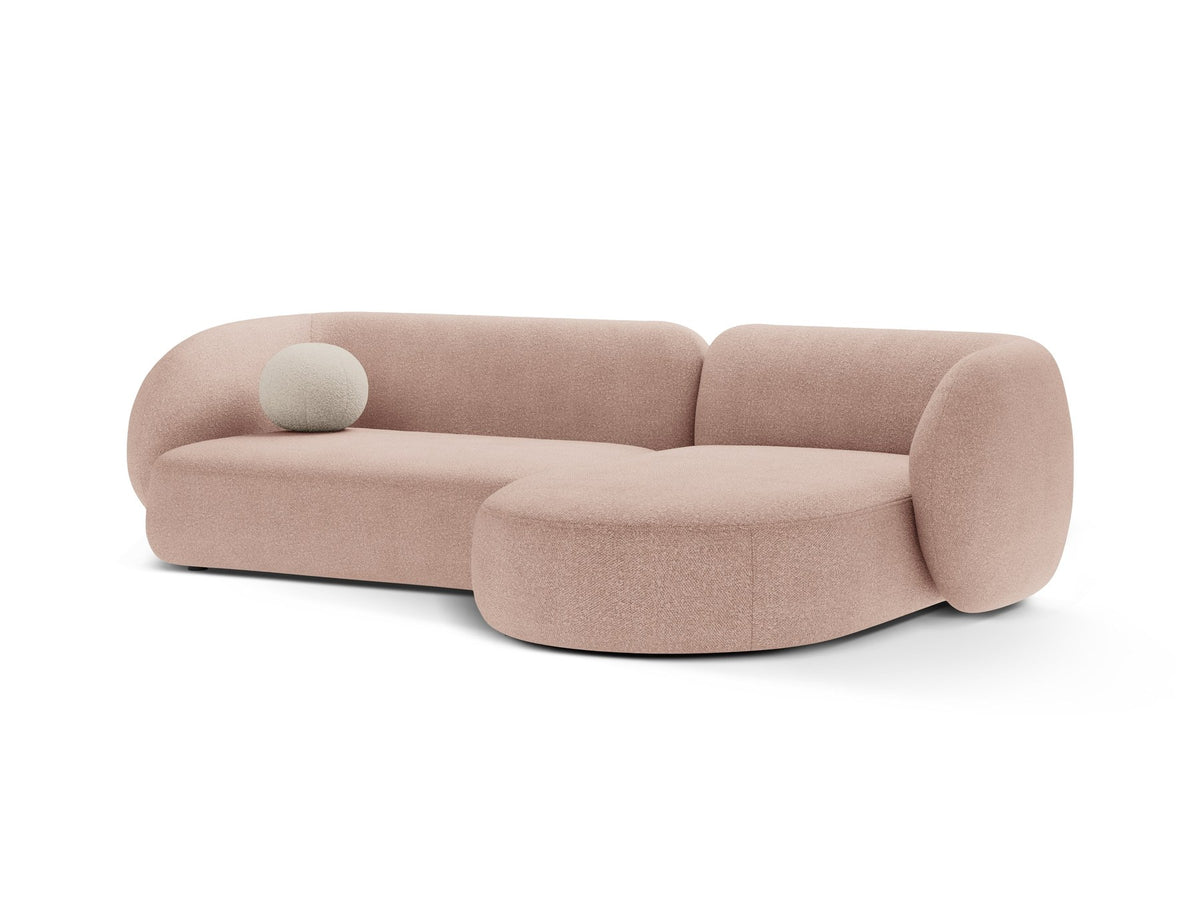Weisses Ecksofa rechts Kate von Micadoni mit strukturiertem Bouclé-Stoff, schwarzen Kunststoffbeinen und niedriger Rückenlehne.
