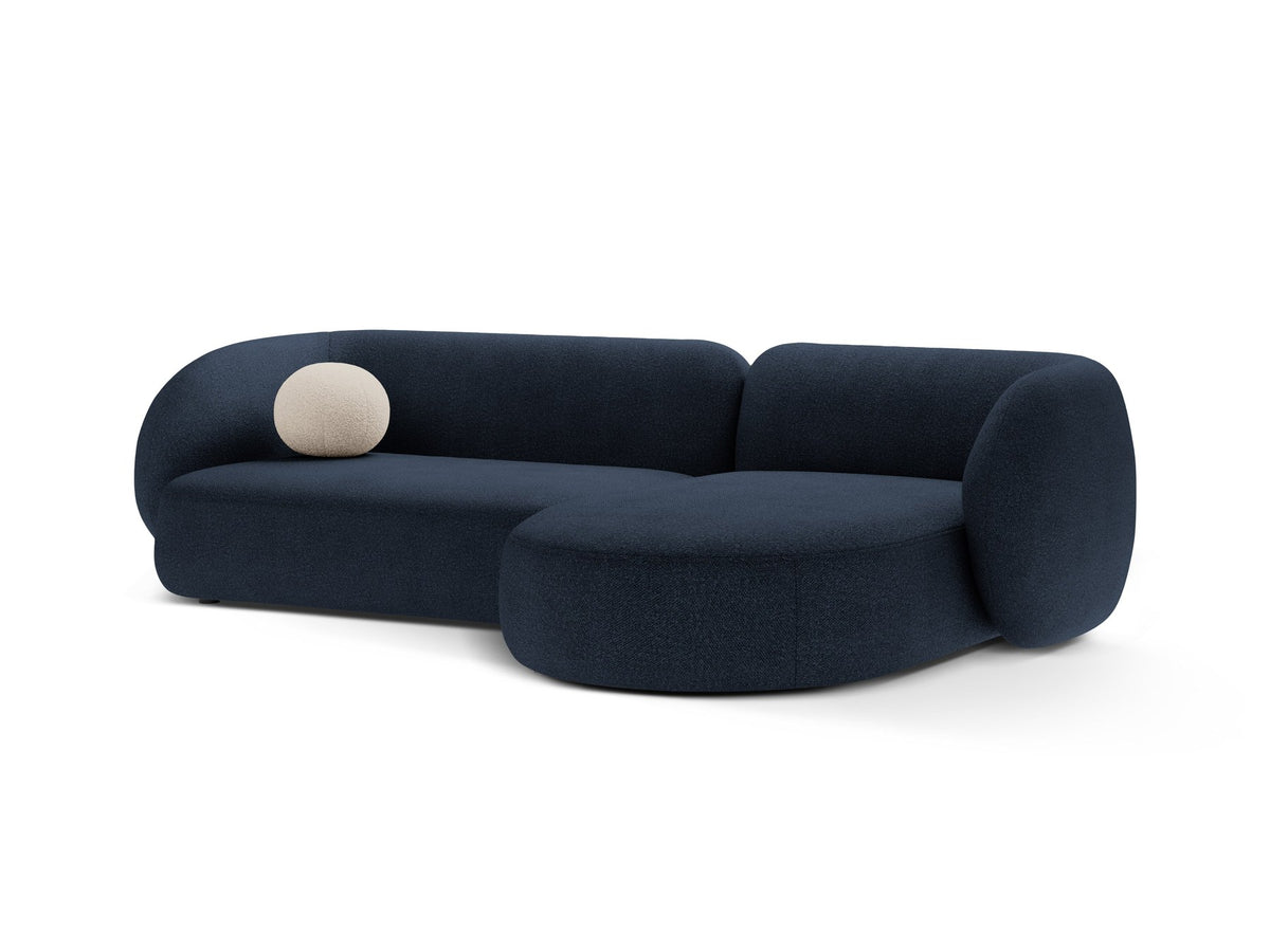 Weisses Ecksofa rechts Kate von Micadoni mit strukturiertem Bouclé-Stoff, schwarzen Kunststoffbeinen und niedriger Rückenlehne.