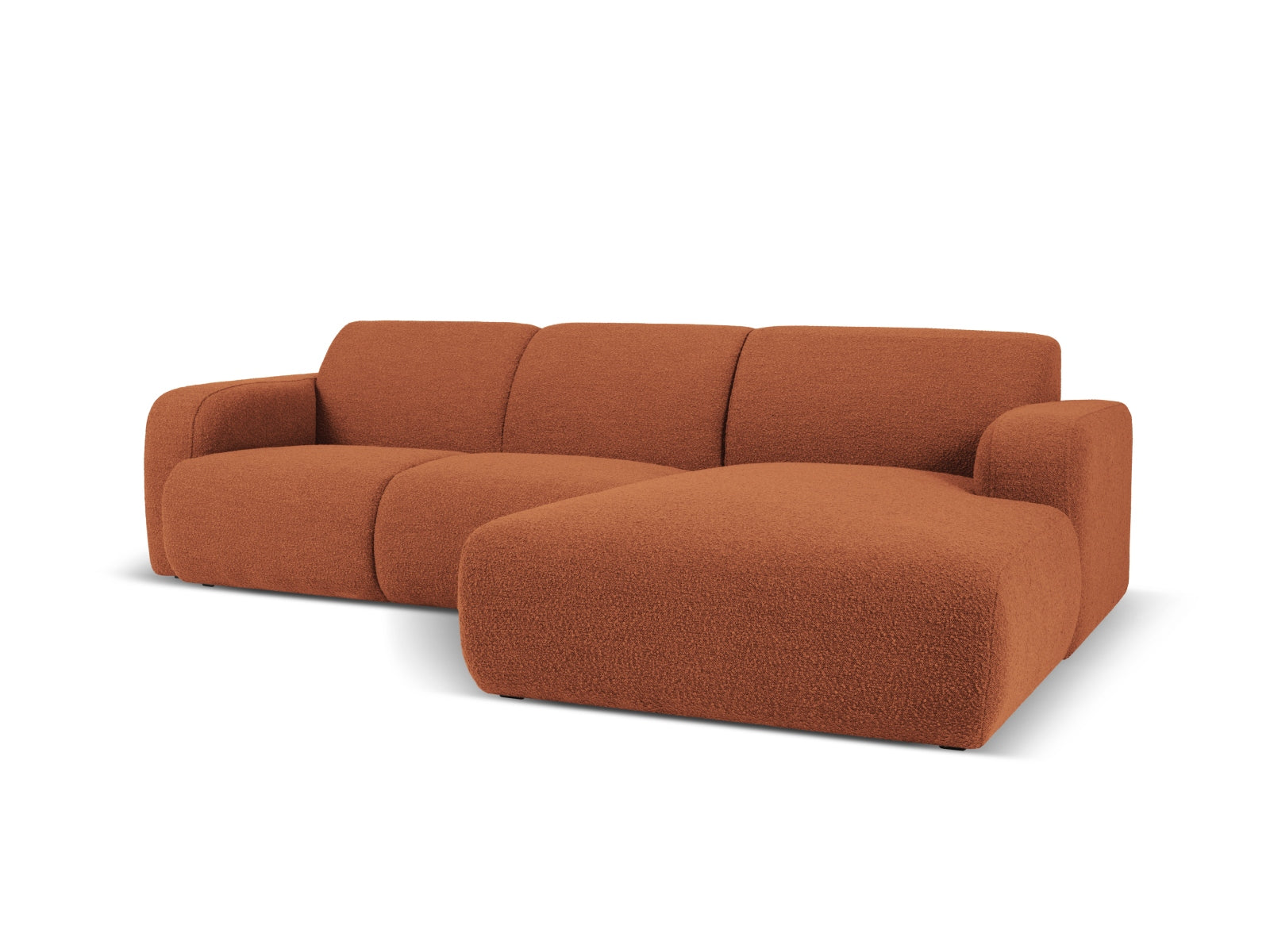 Elegantes Molino Boucle Ecksofa in Terracotta, 4-Sitzer, rechtsseitig, ideal für stilvolle Wohnräume, erhältlich bei KAQTU Design AG.