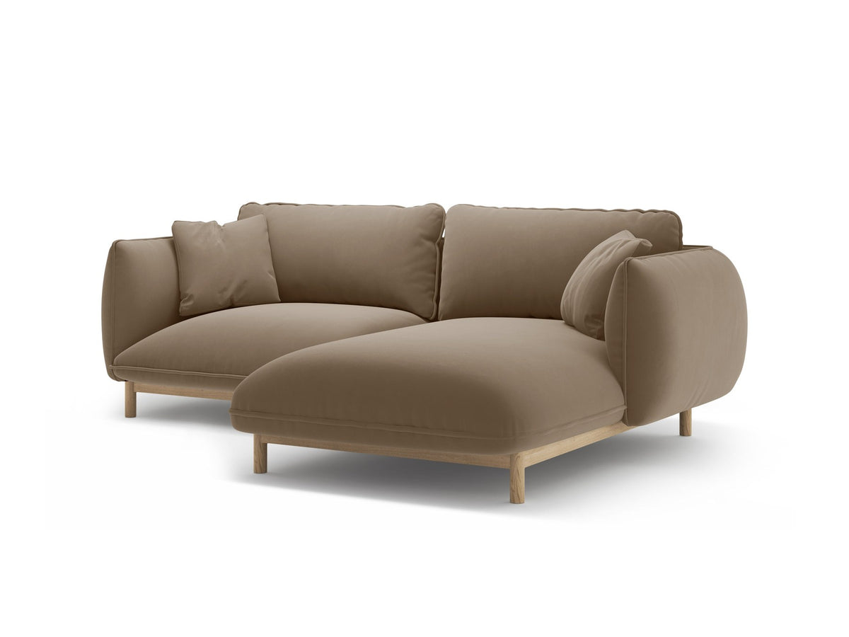 Foto des Ada Linkes Ecksofa von Micadoni in Mandel beige: L-Sofa mit rundem Armlehnen-Design, Buchenholzbeinen und Velours-Bezug Casino Lion.