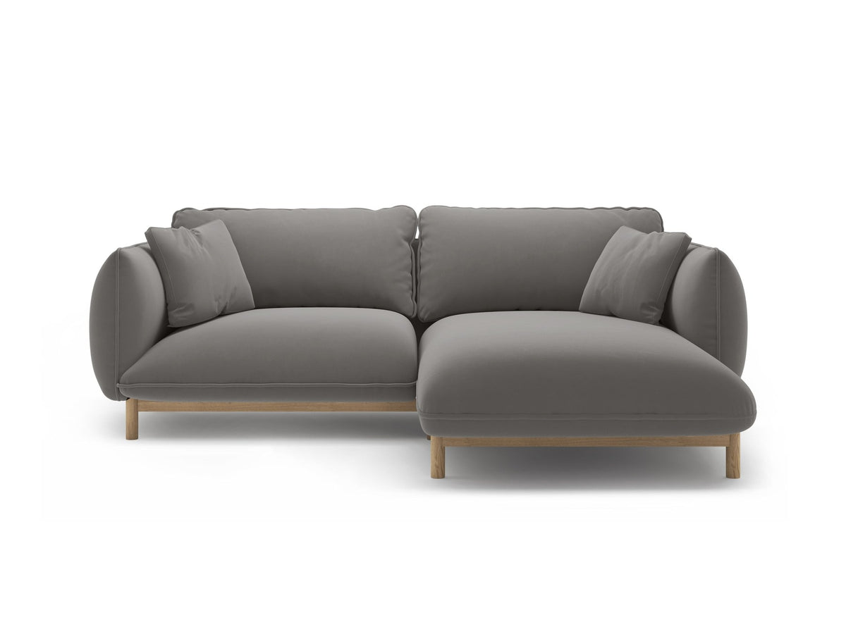 Foto des Ada Linkes Ecksofa von Micadoni in Mandel beige: L-Sofa mit rundem Armlehnen-Design, Buchenholzbeinen und Velours-Bezug Casino Lion.