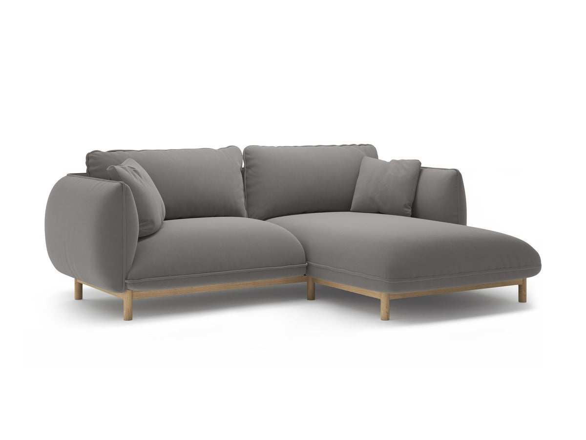 Foto des Ada Linkes Ecksofa von Micadoni in Mandel beige: L-Sofa mit rundem Armlehnen-Design, Buchenholzbeinen und Velours-Bezug Casino Lion.