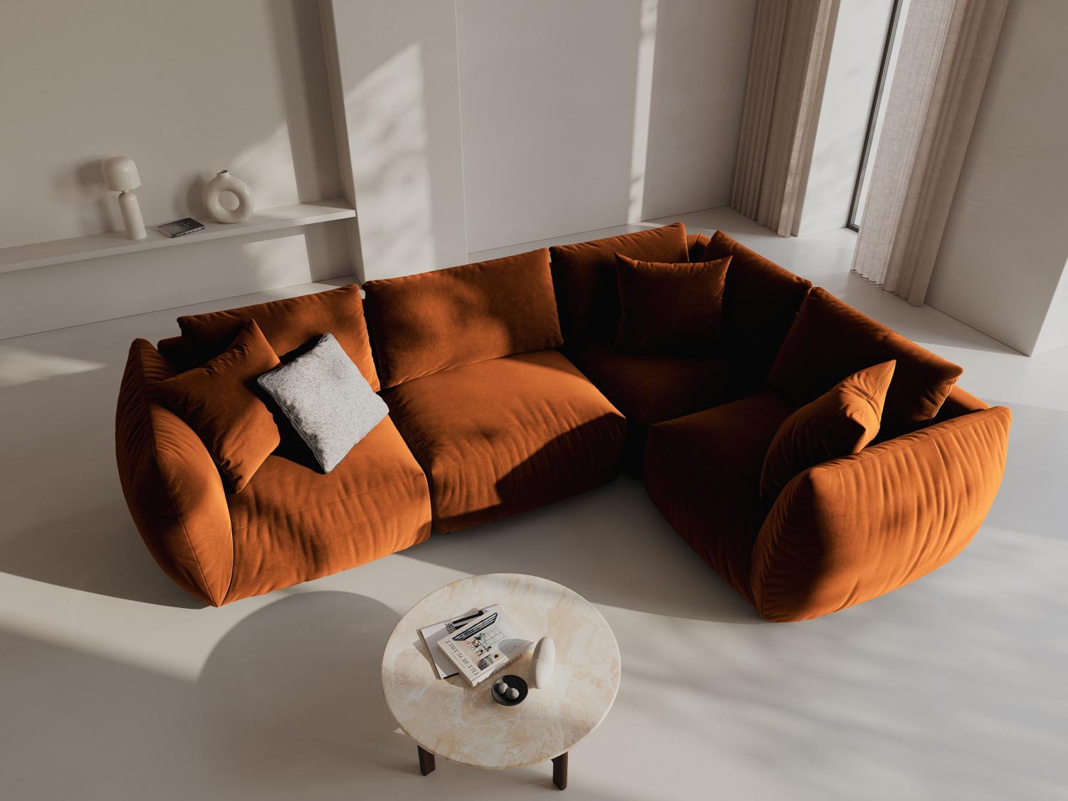 Elegantes Chris Velour Ecksofa in Terracotta, ideal für stilvolle Wohnräume. Komfortables 4-Sitzer Design von Micadoni.