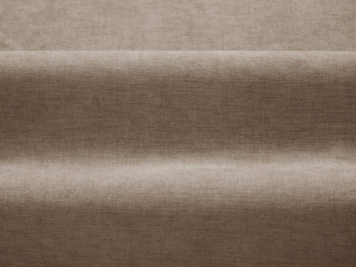 Foto des Ada Linkes Ecksofa von Micadoni in Mandel beige: L-Sofa mit rundem Armlehnen-Design, Buchenholzbeinen und Velours-Bezug Casino Lion.