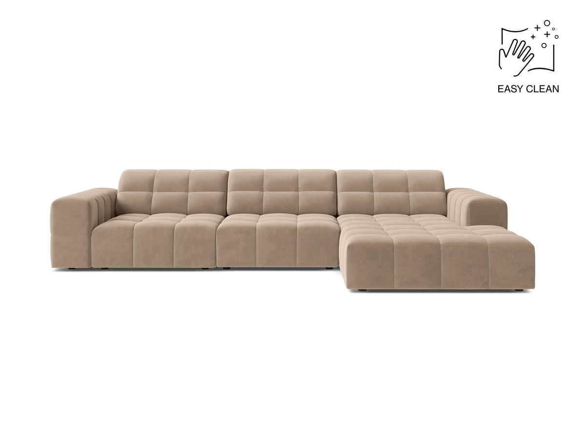 Ecksofa Jennifer von Micadoni in leichtem Beige, L-Form mit rechter Ausrichtung, Bluvel-Stoff und schwarzen Kunststoffbeinen.