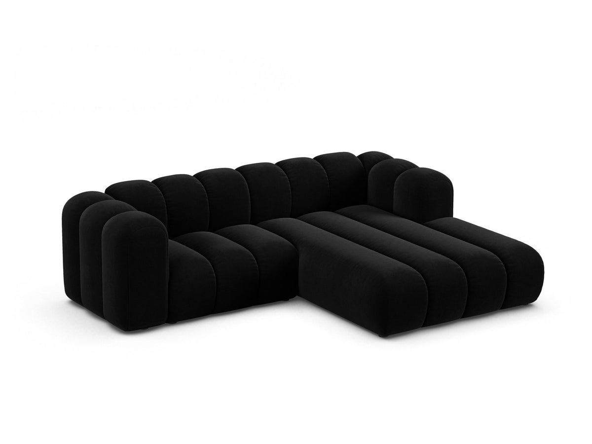 Beigefarbenes L-Sofa mit Samtstoffbezug Venus, Ecksofa Lupine von Micadoni, Ausrichtung rechts, schwarze Kunststoffbeine, Frontalansicht.