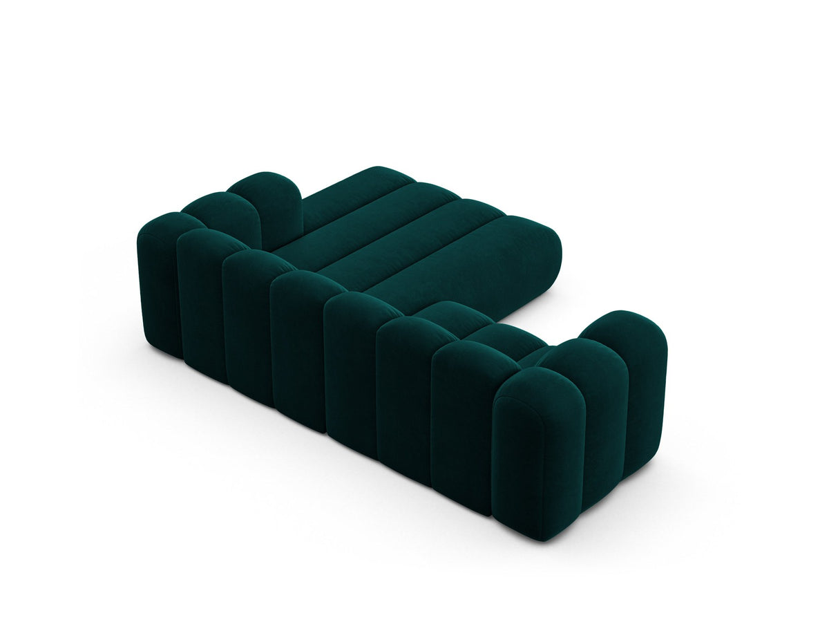 Beigefarbenes L-Sofa mit Samtstoffbezug Venus, Ecksofa Lupine von Micadoni, Ausrichtung rechts, schwarze Kunststoffbeine, Frontalansicht.