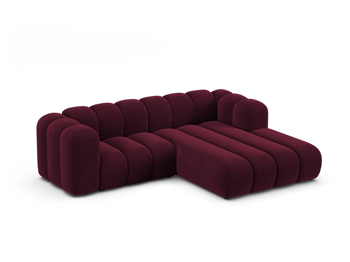 Beigefarbenes L-Sofa mit Samtstoffbezug Venus, Ecksofa Lupine von Micadoni, Ausrichtung rechts, schwarze Kunststoffbeine, Frontalansicht.