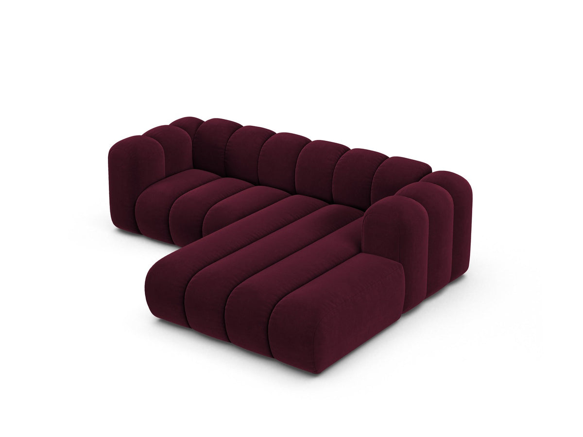 Beigefarbenes L-Sofa mit Samtstoffbezug Venus, Ecksofa Lupine von Micadoni, Ausrichtung rechts, schwarze Kunststoffbeine, Frontalansicht.