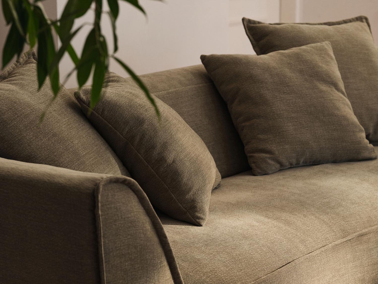 Milton Ecksofa rechts 4 Sitzer in Sand präsentiert im Onlineshop von KAQTU Design AG. Ecksofa rechts ist von Micadoni