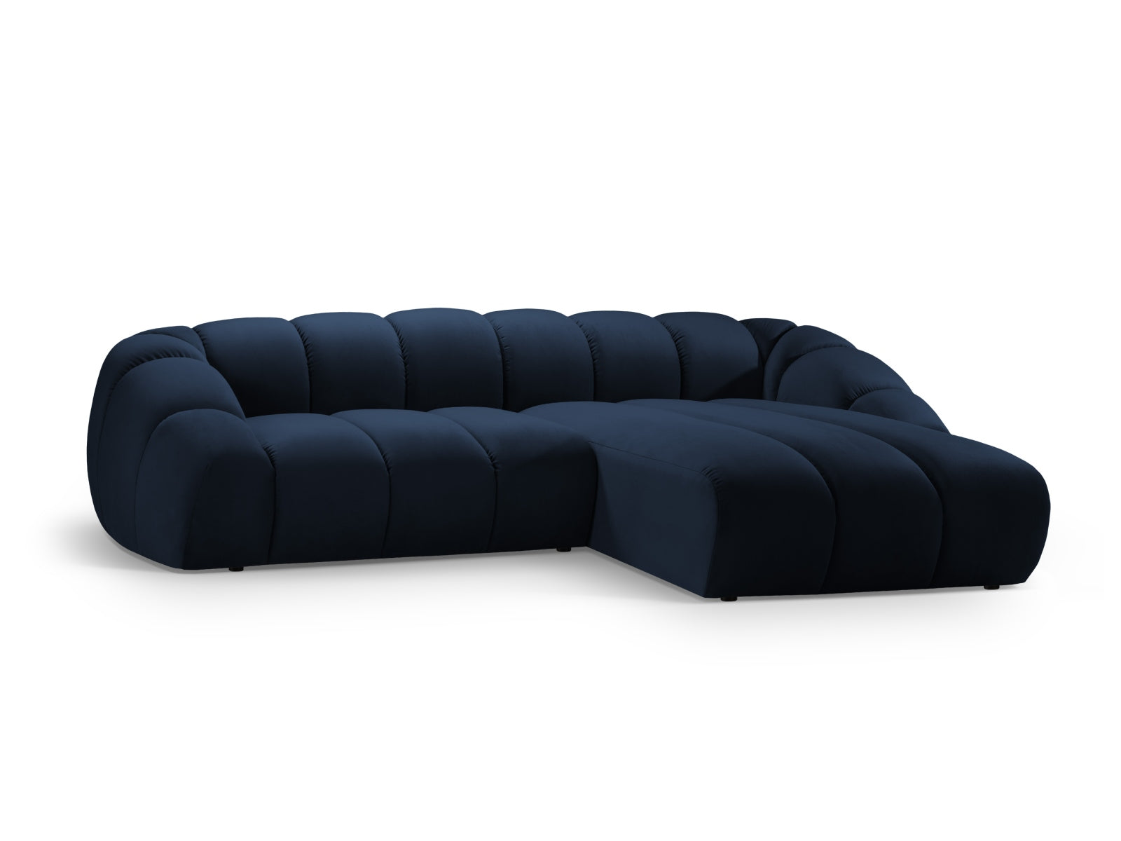 Elegantes Diana Velour Ecksofa in Royal Blue, 4-Sitzer, rechtsseitig, ideal für stilvolle Wohnräume, erhältlich bei KAQTU Design AG.