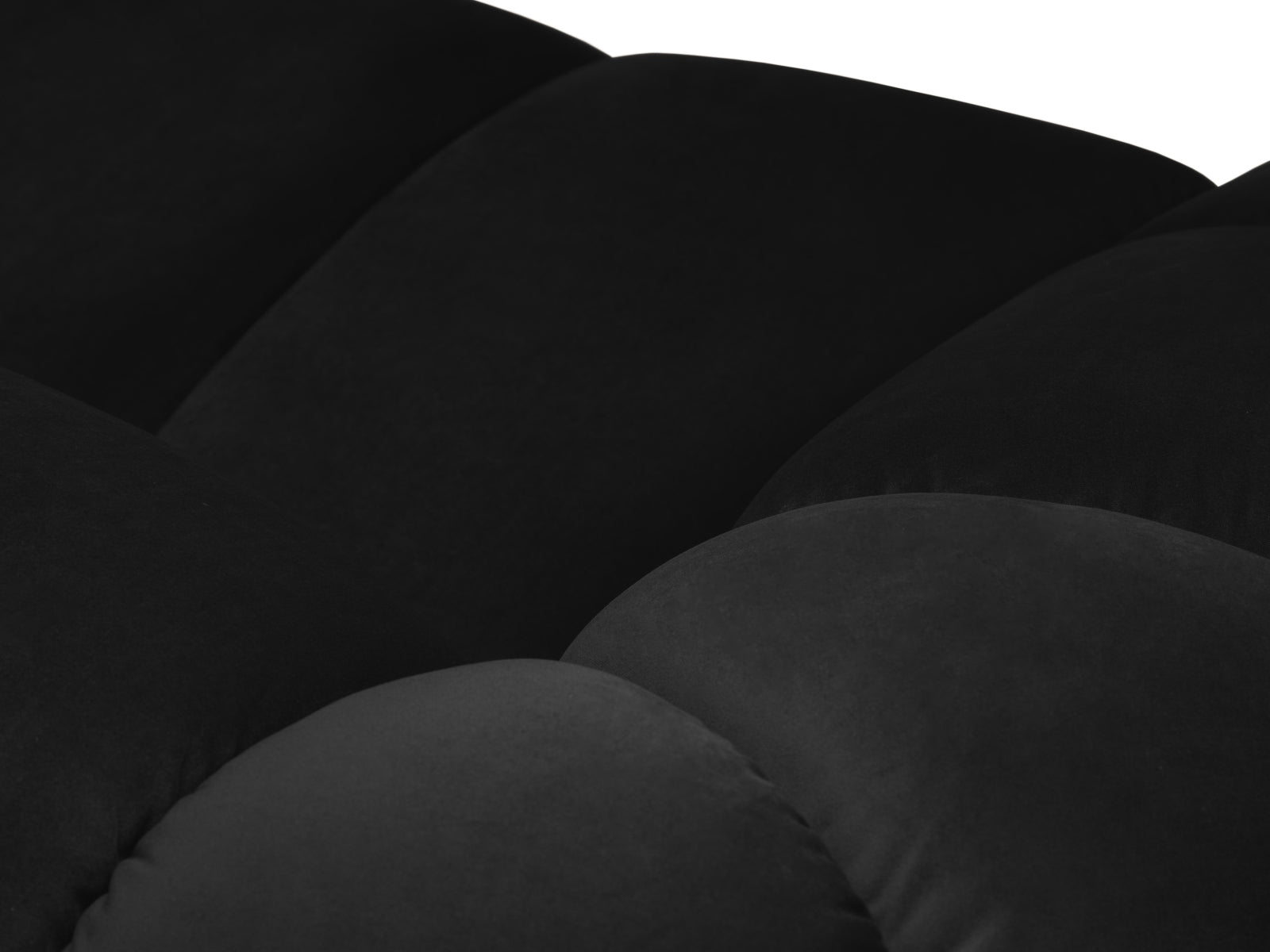 Entdecken Sie das elegante Diana Velour Ecksofa rechts 4 Sitzer von Micadoni – luxuriöses Velours, modernes Design und unvergleichlicher Sitzkomfort für Ihr Wohnzimmer.