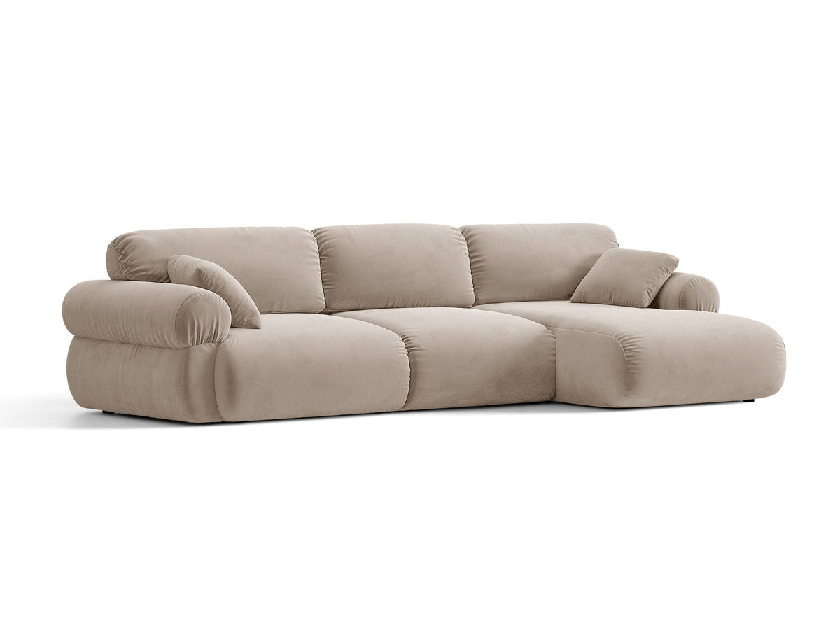 Beiges L-förmiges Ecksofa Ophelia von Micadoni mit Liberty-Stoffbezug, schwarzen Kunststoffbeinen und niedriger Rückenlehne, Ausrichtung rechts.