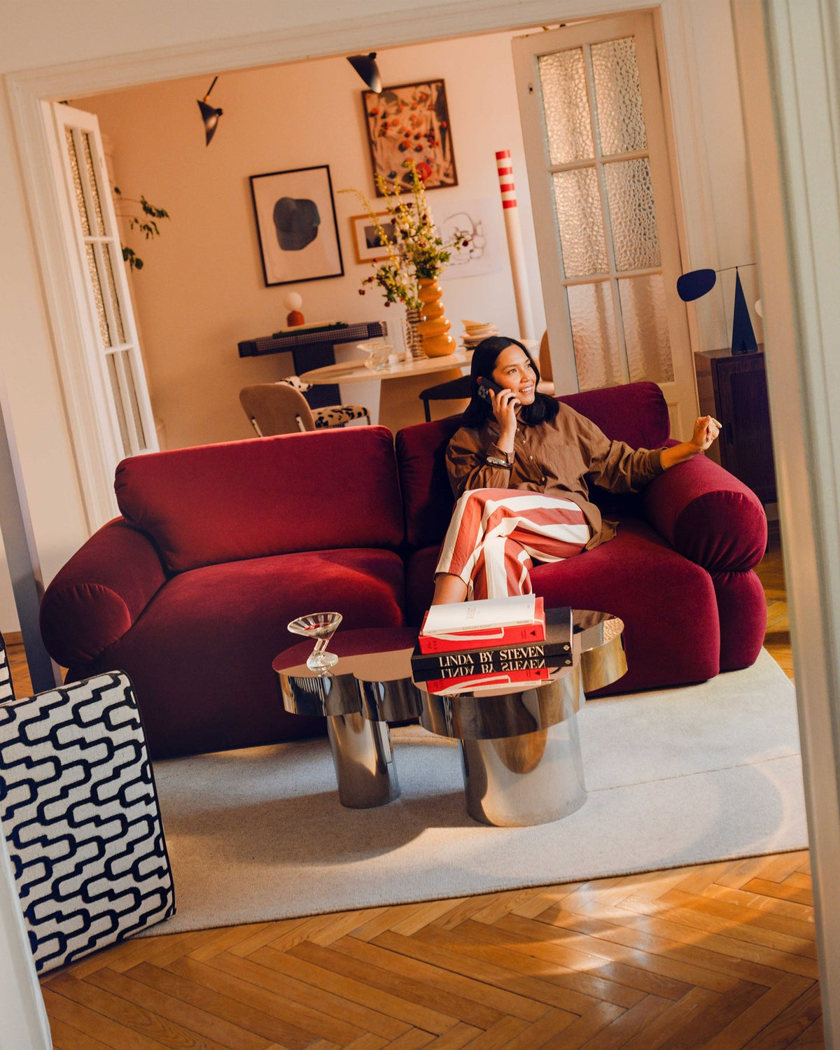Beiges L-förmiges Ecksofa Ophelia von Micadoni mit Liberty-Stoffbezug, schwarzen Kunststoffbeinen und niedriger Rückenlehne, Ausrichtung rechts.