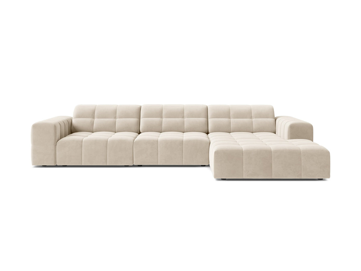 Ecksofa Jennifer von Micadoni in leichtem Beige, L-Form mit rechter Ausrichtung, Bluvel-Stoff und schwarzen Kunststoffbeinen.