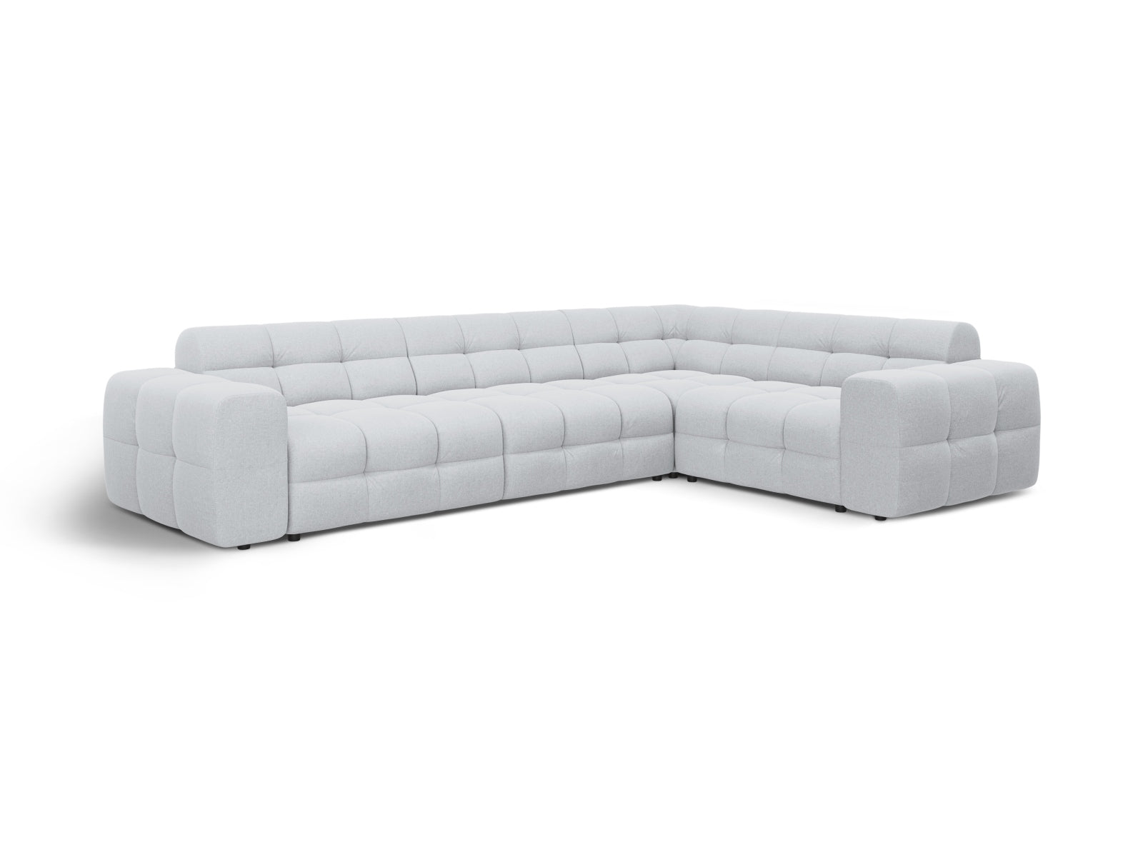 Elegantes Kendal Ecksofa rechts für bis zu 6 Personen in sanftem Grau, perfekt für stilvolle Wohnzimmer und entspannte Zusammenkünfte.